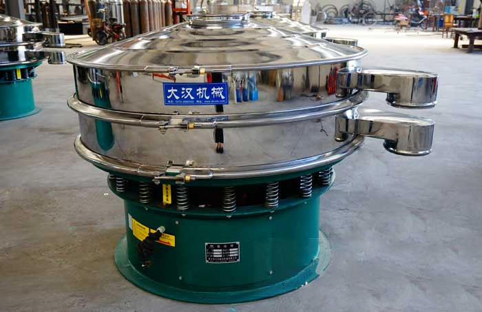 玻璃粉振動(dòng)篩比較常見(jiàn)的材質(zhì)為不銹鋼材質(zhì)，但其碳鋼材質(zhì)的設(shè)備相對(duì)來(lái)說(shuō)其使用壽命不夠長(zhǎng)，對(duì)于一些特殊行業(yè)的物料的篩分也比較有限，所以目前比較受歡迎的材質(zhì)為不銹鋼材質(zhì)。
